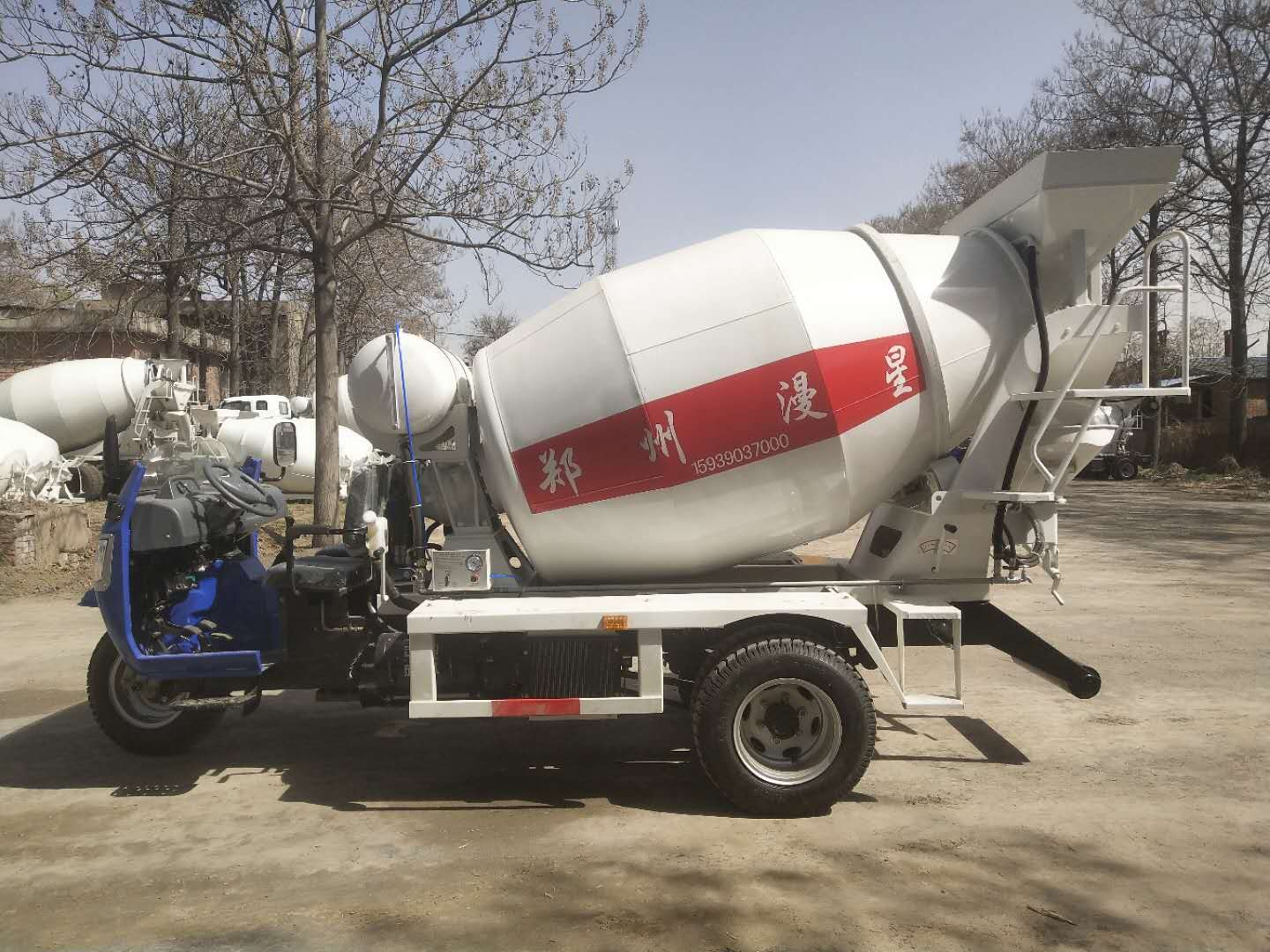 限高限寬場(chǎng)地用小型混凝土攪拌車施工現(xiàn)場(chǎng)